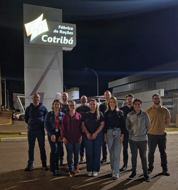 Estudantes da Especializa&ccedil;&atilde;o em Inova&ccedil;&atilde;o Industrial do IFRS Campus Ibirub&aacute; f&aacute;brica de ra&ccedil;&otilde;es da Cotrib&aacute;.
