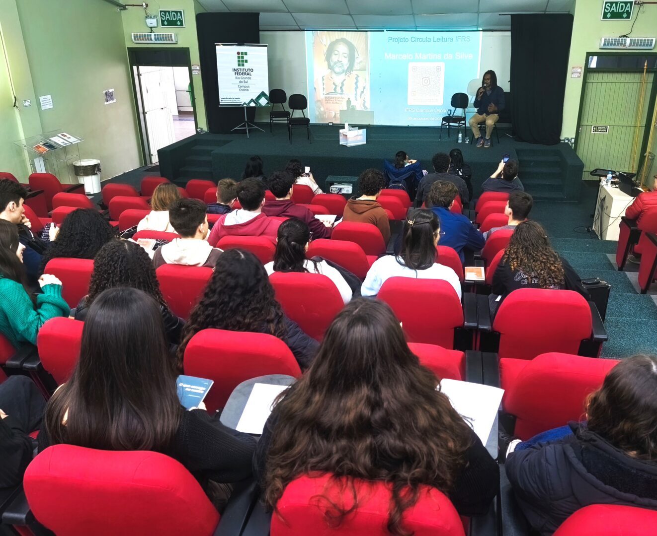 Foto encontro com escritor Circula Leitura
