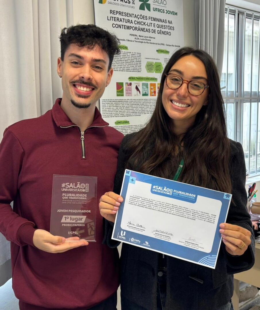 Vinícius Barcellos e sua orientadora Lucía Silveira Alda durante o Salão Universitário da UCPel, onde o aluno recebeu o prêmio Jovem Pesquisador IC/FAPERGS