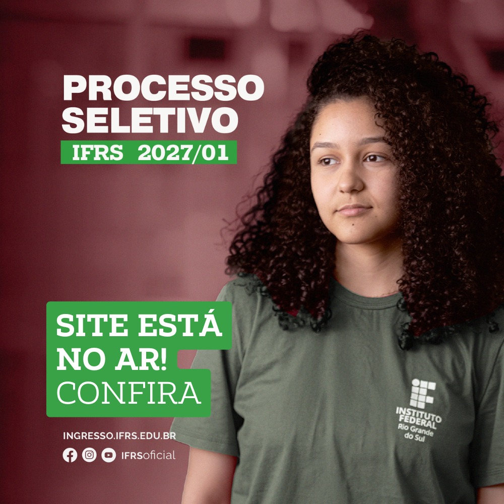 Jovem com cabelos cacheados usa camiseta verde. Ao lado, textos informam processo seletivo IFRS 2027/01 e acesso ao site.