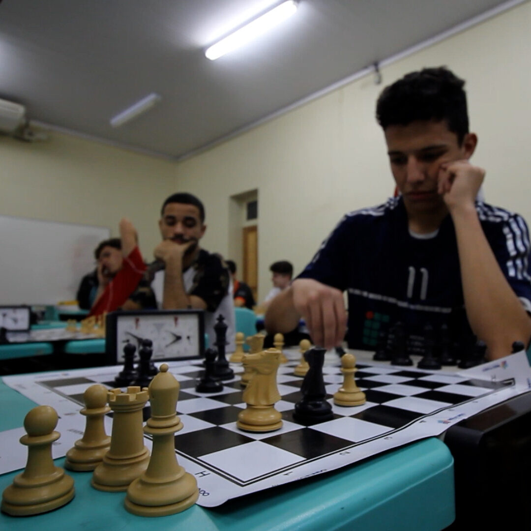 Jogar xadrez pode auxiliar na concentração e na análise de situações -  Campus Rolante