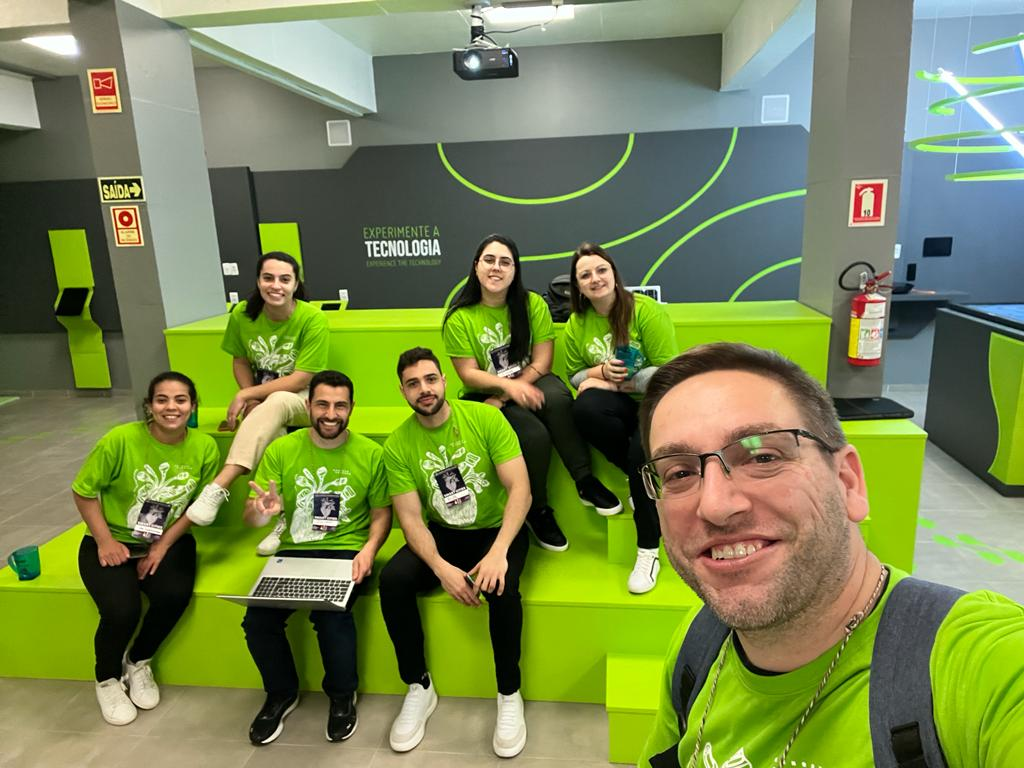 Equipe reunida com as estudantes Sara Cazarotto, Lara Cazarotto e os estudantes Felipe da Silva, Ricardo Cardoso, Cintia Dieterich, Simone Thomasin, e Juliano Melo,