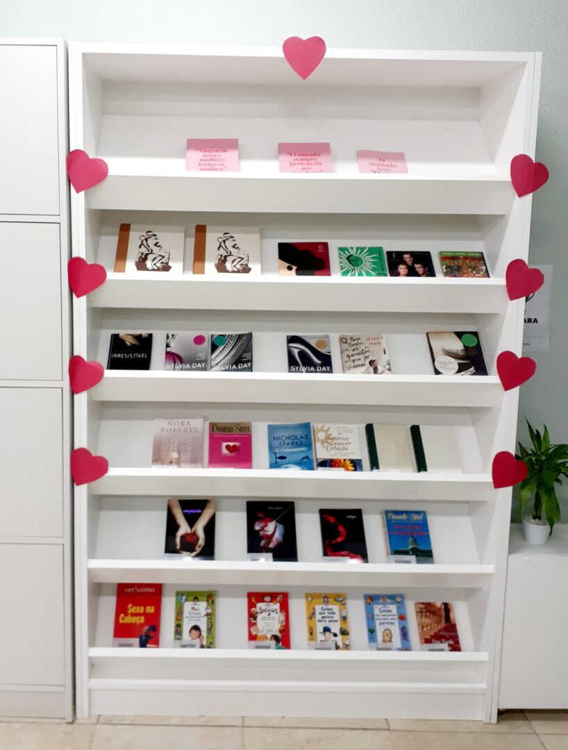 Exposição temática Exposição temática realizada no mês de junho em comemoração ao Dia dos Namorados.