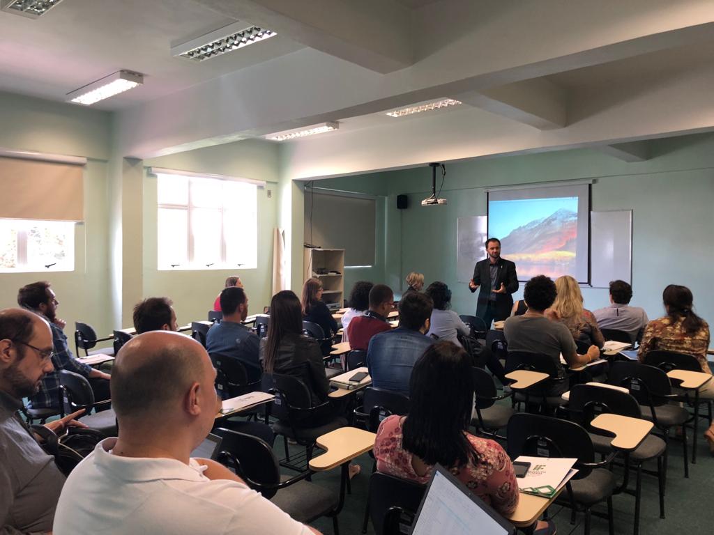 Reitor Júlio Xandro Heck realizando a abertura do I Encontro de TA do IFRS