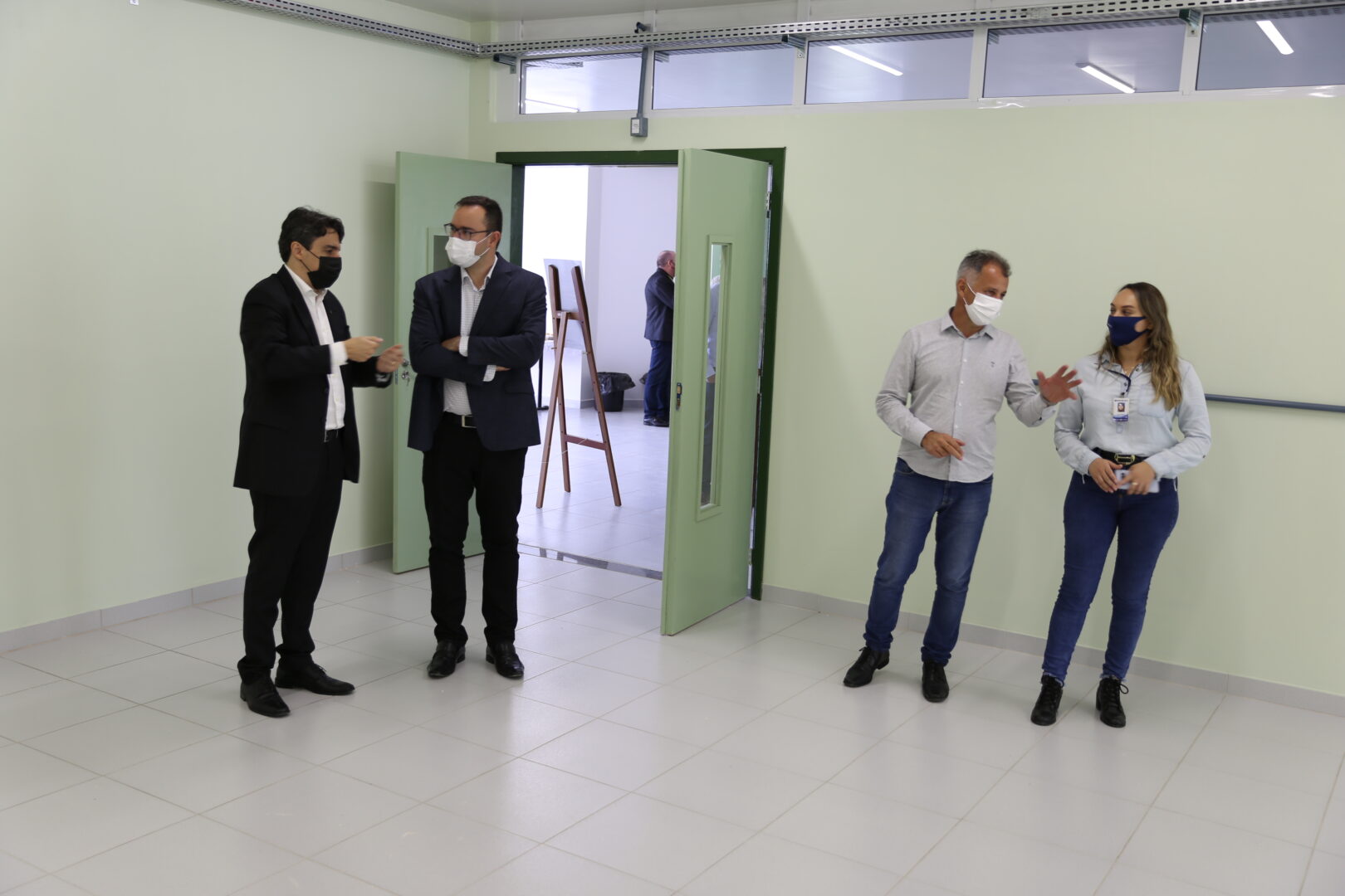 Autoridades posicionadas na entrada do espaço onde serão os laboratórios de ciências agrárias.