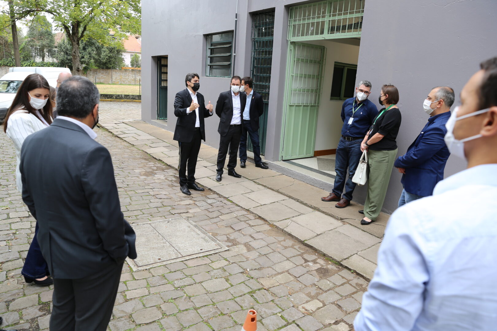 Autoridades presentes na solenidade de inauguração posicionados na entrada do bloco onde serão os laboratórios.
