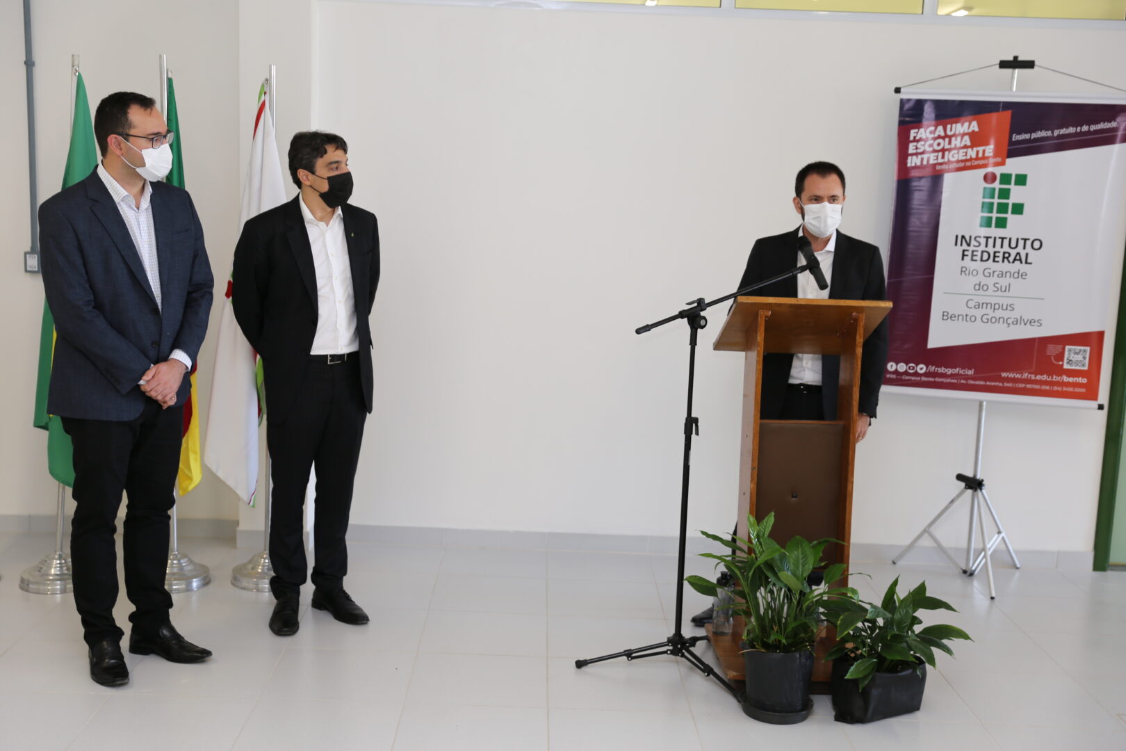 Reitor do IFRS discursando em púlpito. Ao lado, diretor do campus Bento Gonçalves e prefeito de Bento Gonçalves.