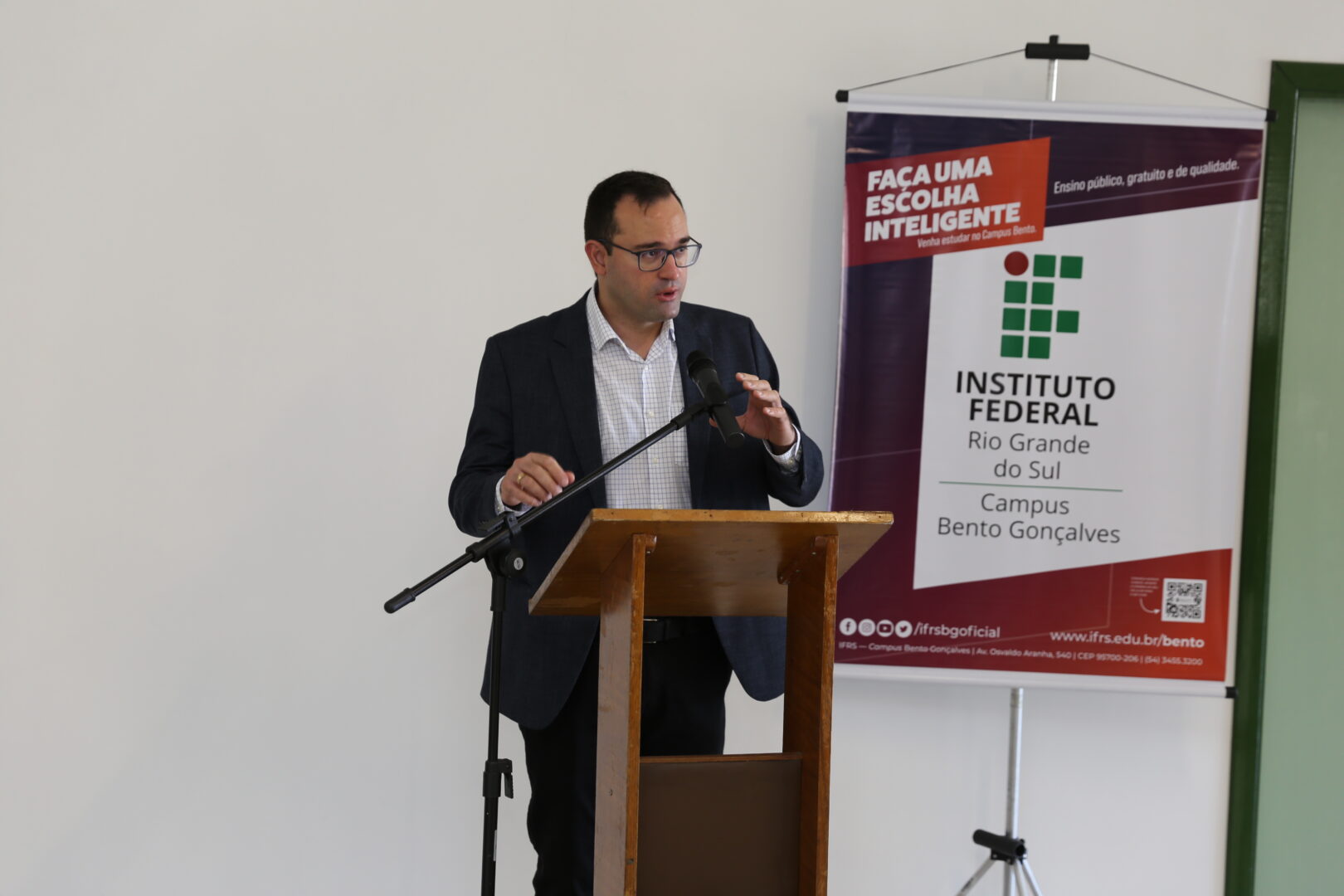 Prefeito de Bento Gonçalves discursando em púlpito.