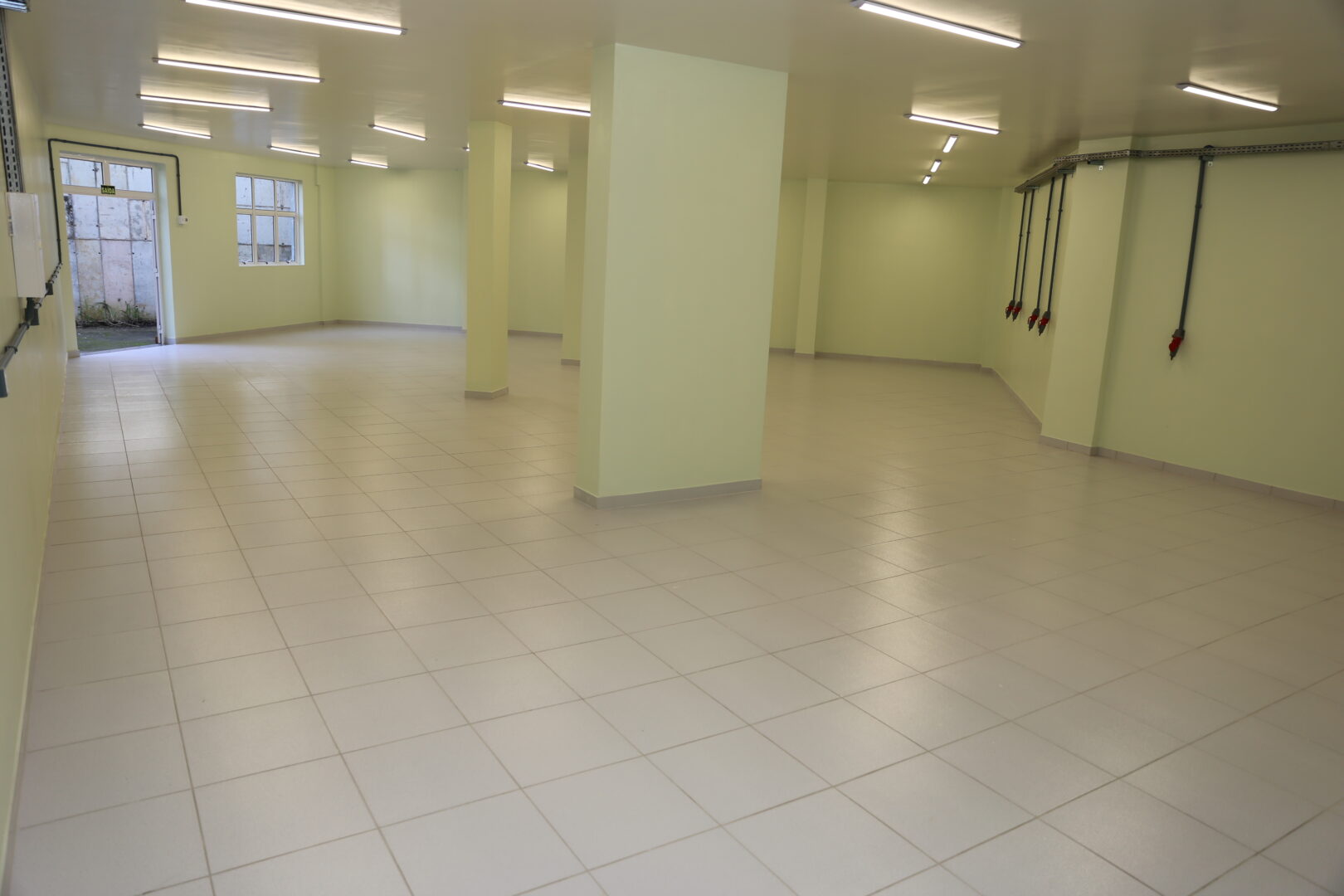 Visão do espaço onde serão os laboratórios de ciências agrárias. Na imagem, o espaço está vazio.