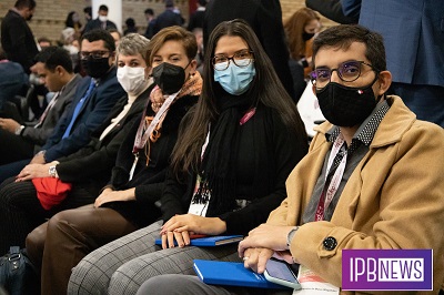Marlova de máscara sentada com demais colegas participando do I Seminário Luso Brasileiro de Ensino Superior.