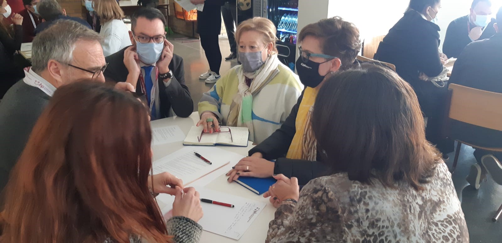 Marlova de máscara em reunião com o vice-presidente do Instituto Superior de Contabilidade do IPP e outros colegas. 