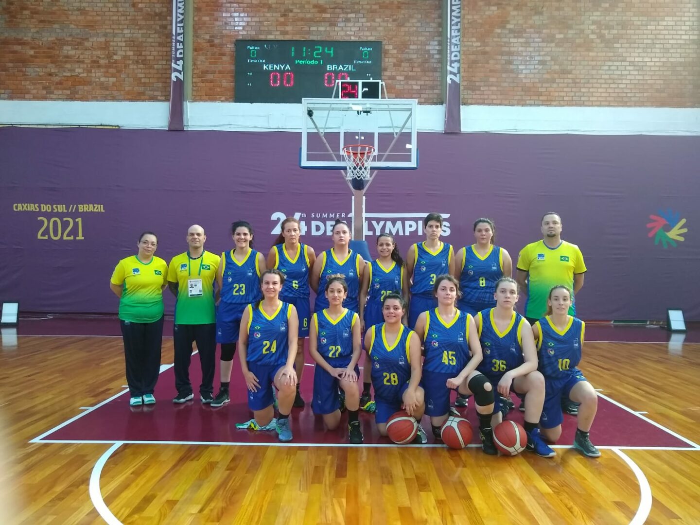 Seleção brasileira de basquete feminino, com participação de estudante e professora do IFRS