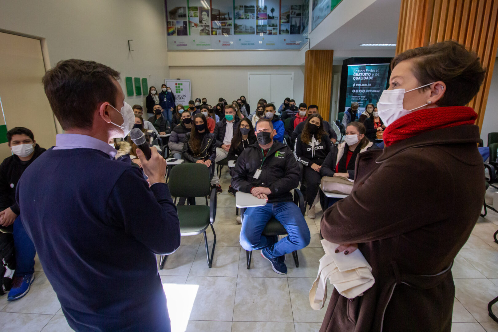Pró-reitor de Pesquisa, Pós-graduação e inovação Eduardo Girotto e a pró-reitora de extensão Marlova Benedetti oferecem as boas vindas aos estudantes.