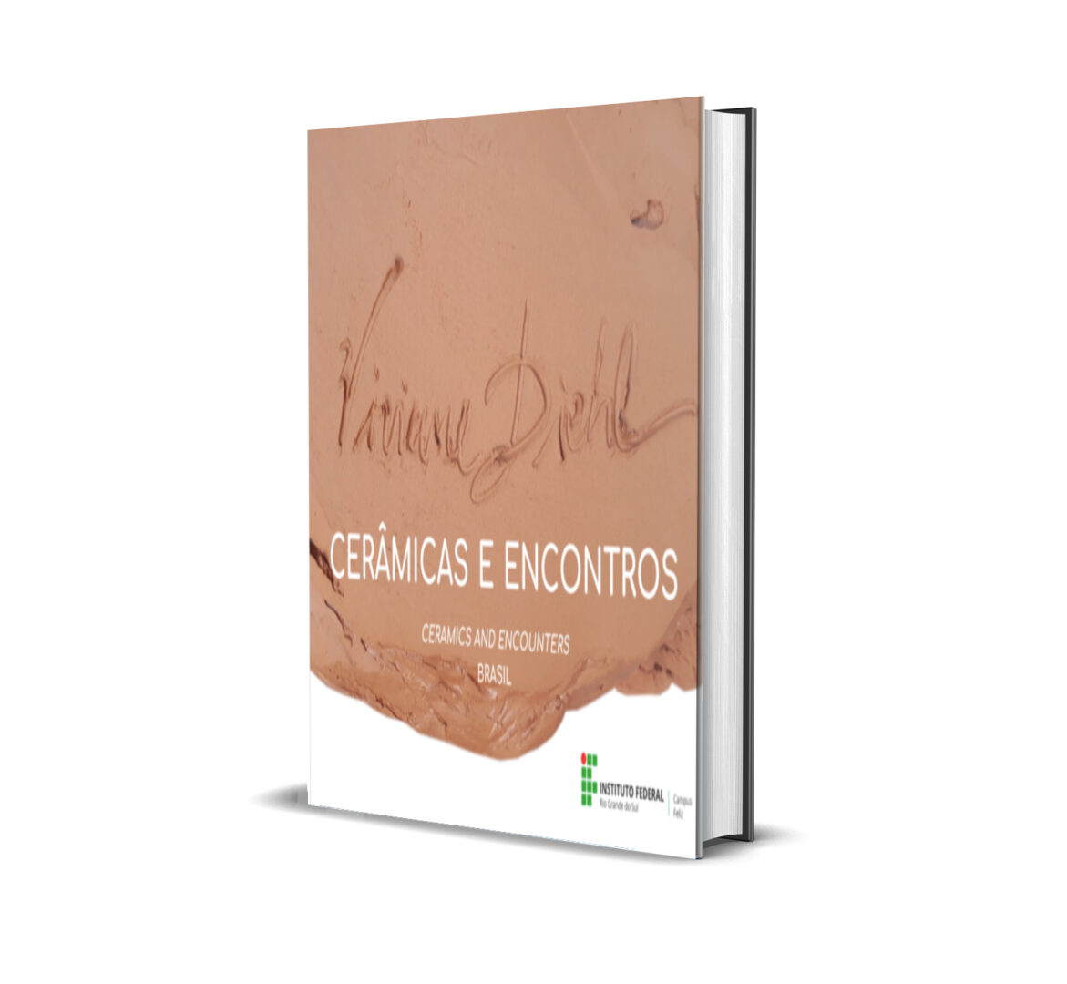 Este catálogo é um entrelugar plural de distintas intensidades. Embates do tempo e do lugar numa rotina onde o tempo segue devorando tudo e consumindo a vida. A materialidade da terra, da água, do fogo e do ar compõem, com o tempo e o espaço, os sentidos que reverberam do processo criativo inventivo, na presença da arte cerâmica. No entrelugar onde a artista e a educadora ora se fundem, ora se dispersam, a produção artística apresentada suscita e desafia possibilidades de pensar e dialogar sobre arte, cerâmica, tecnologias, materialidades e cultura. Aqui está um convite para o encontro com a experiência estética em processo contínuo, inacabado, onde os percursos com a arte cerâmica seguem produzindo outros entrelugares.