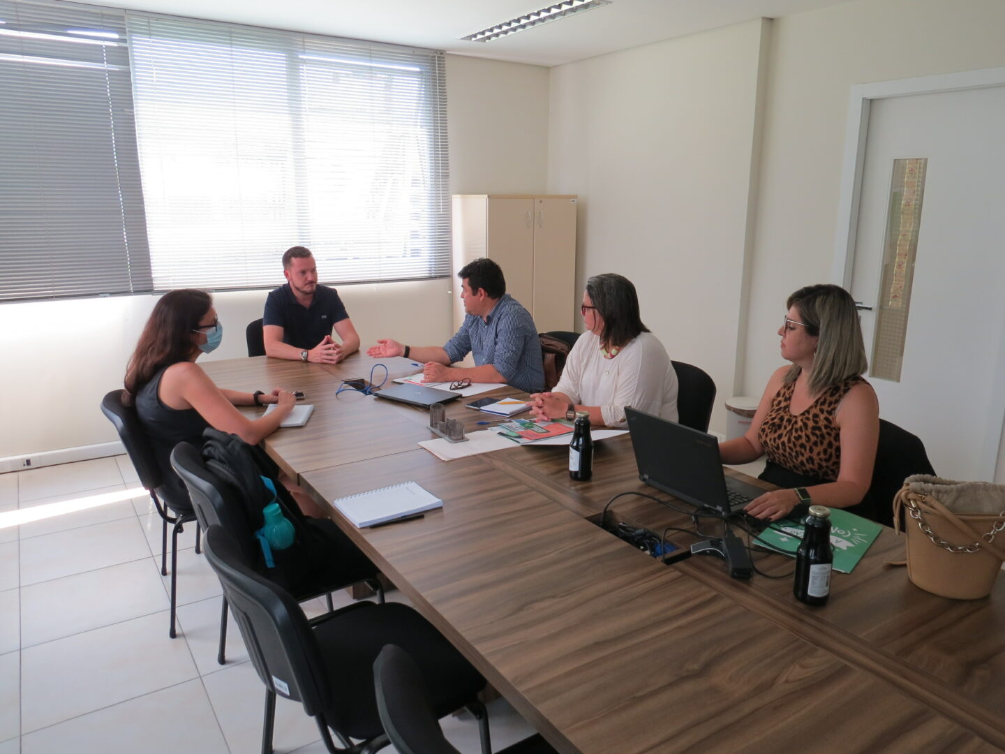 Pró-reitor de ensino do IFRS Lucas Coradini em reunião com setor de EaD do IFRS e visitantes do IFBA.