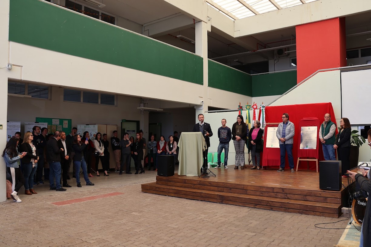 Autoridades proferem fala de inauguração aos presentes.