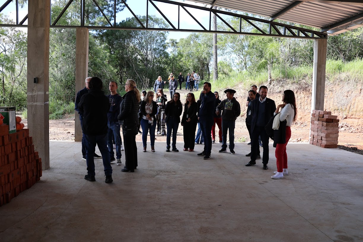 Alunos e servidores socializam em espaço aberto.