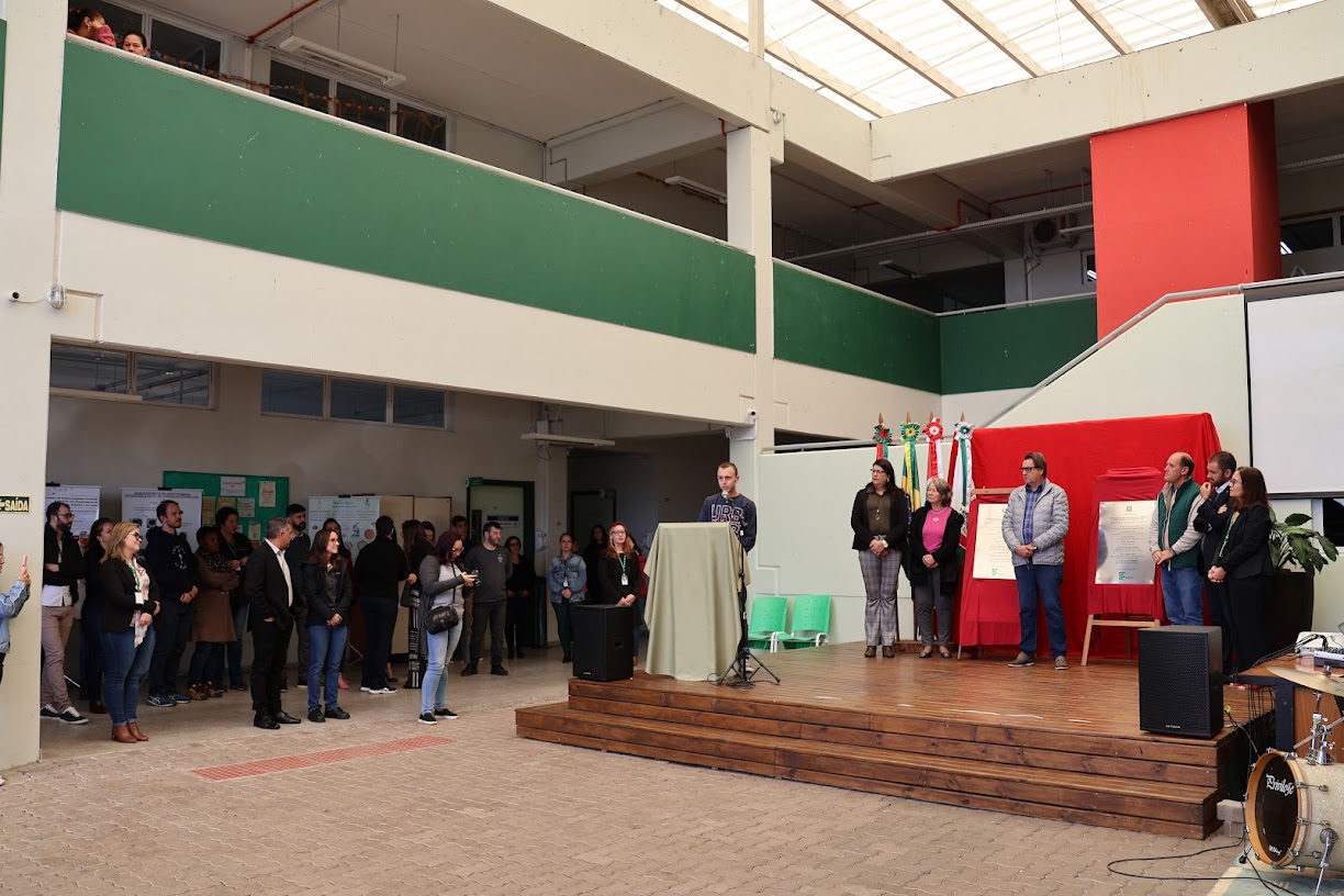 Autoridades proferem fala de inauguração aos presentes.