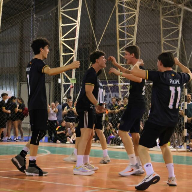 A segunda etapa dos 11&ordm; Jogos do IFRS come&ccedil;ou com tudo! 🥇

Nesta ter&ccedil;a-feira, teve v&ocirc;lei de quadra, v&ocirc;lei de areia e handebol, al&eacute;m da cerim&ocirc;nia de abertura, que reuniu estudantes e servidores dos campi do IFRS para celebrar esse evento institucional t&atilde;o importante 💚❤️

E &eacute; s&oacute; o come&ccedil;o! Nos pr&oacute;ximos dias tem mais JIFRS! 

📸 Arrasta para o lado e confira algumas fotos deste primeiro dia.

👉 Veja mais nos reels, stories e em ifrs.edu.br ;)

#JogosDoIFRS #11JogosDoIFRS #IFRS #EsporteIFRS