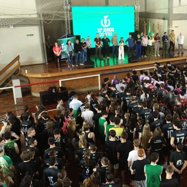 A segunda etapa dos 11&ordm; Jogos do IFRS come&ccedil;ou com tudo! 🥇

Nesta ter&ccedil;a-feira, teve v&ocirc;lei de quadra, v&ocirc;lei de areia e handebol, al&eacute;m da cerim&ocirc;nia de abertura, que reuniu estudantes e servidores dos campi do IFRS para celebrar esse evento institucional t&atilde;o importante 💚❤️

E &eacute; s&oacute; o come&ccedil;o! Nos pr&oacute;ximos dias tem mais JIFRS! 

📸 Arrasta para o lado e confira algumas fotos deste primeiro dia.

👉 Veja mais nos reels, stories e em ifrs.edu.br ;)

#JogosDoIFRS #11JogosDoIFRS #IFRS #EsporteIFRS