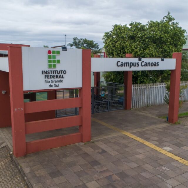 Hoje &eacute; anivers&aacute;rio do Campus Canoas! 🎉

H&aacute; 16 anos levando ensino p&uacute;blico, gratuito e de qualidade &agrave; comunidade canoense e da Regi&atilde;o Metropolitana! 📚✨

Parab&eacute;ns a todas as pessoas que fazem parte dessa hist&oacute;ria, que merece muito ser celebrada!!!

#MundoIFRS