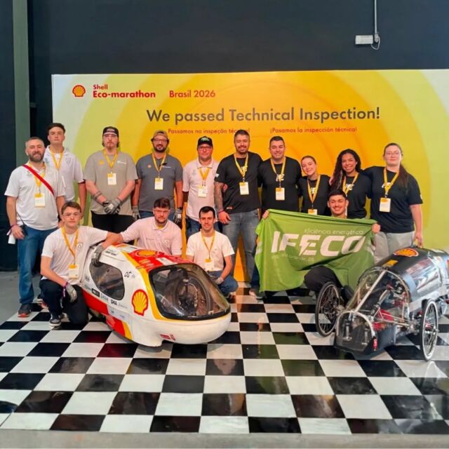 📷 Confira alguns cliques que recebemos das equipes de efici&ecirc;ncia energ&eacute;tica do IFRS que participaram da edi&ccedil;&atilde;o deste ano da Shell Eco-marathon, no Rio de Janeiro, na &uacute;ltima semana. 

A equipe Drop Team, do ifrs.erechim, conquistou o HEXA! A equipe venceu a categoria Prot&oacute;tipo Combust&atilde;o Interna (gasolina), alcan&ccedil;ando a marca de 556 quil&ocirc;metros por litro (km/l). Essa conquista classificou a Drop Team para a disputa do Global Championship da Shell Eco-marathon 2027, novo campeonato global que ser&aacute; realizado em Doha, no Catar.

E a galera da equipe IFeco, do @ifrsriogrande,  competiu na categoria Prot&oacute;tipo &ndash; Bateria El&eacute;trica e terminou a competi&ccedil;&atilde;o na sexta coloca&ccedil;&atilde;o, com a marca de 149 km/kWh.

A competi&ccedil;&atilde;o no Brasil reuniu cerca de 50 equipes e mais de 500 estudantes de cinco pa&iacute;ses. A disputa ocorreu entre os dias 25 e 27 de agosto, no Armaz&eacute;m 4 do P&iacute;er Mau&aacute;, no Rio de Janeiro.

[Fotos: arquivos das equipes]