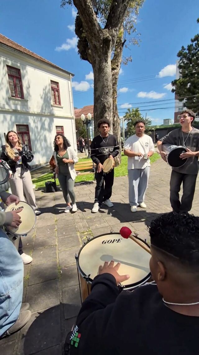 Unidos com a ARTE!

Essa Mostra de Arte e Mostra Audiovisual do IFRS de 2026 j&aacute; deixa saudade e expectativa para o ano que vem!

O evento reuniu dezenas de estudantes, servidores e comunidade para prestigiar trabalhos que ocorrem em nossos campi.

O palco foi a Casa das Artes de Bento Gon&ccedil;alves e hoje, neste dia 16, tivemos o segundo e &uacute;ltimo dia de muita m&uacute;sica, arte visual, cinema e mais...

At&eacute; a pr&oacute;xima! E boas produ&ccedil;&otilde;es, galera!

#MundoIFRS #MostraDeArte