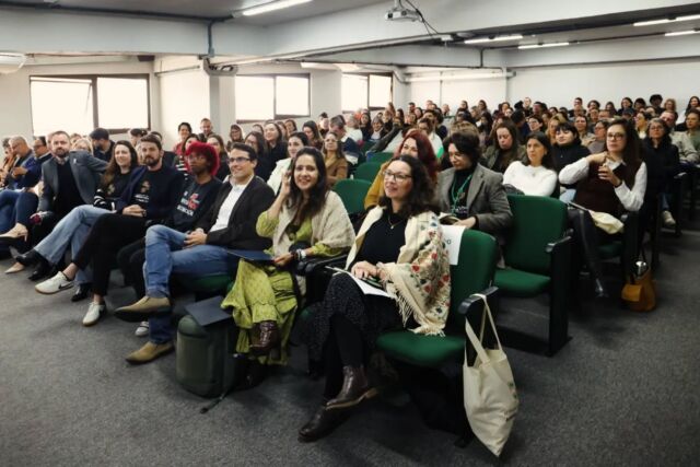 #TBT Nos dias 9 e 10 de setembro de 2026, o IFRS - Campus Porto Alegre foi sede do 4&ordm; Encontro das Equipes de Assist&ecirc;ncia Estudantil da Regi&atilde;o Sul. A iniciativa teve como objetivo promover espa&ccedil;os de di&aacute;logo, troca de experi&ecirc;ncias e alinhamento entre as institui&ccedil;&otilde;es diante dos desafios e das perspectivas trazidos pela implementa&ccedil;&atilde;o da nova Pol&iacute;tica Nacional de Assist&ecirc;ncia Estudantil. 

A programa&ccedil;&atilde;o reuniu 170 pessoas dos seis Institutos Federais da regi&atilde;o sul: Catarinense (IFC),Farroupilha (IFFar), do Paran&aacute; (IFPR), do Rio Grande do Sul (IFRS),de Santa Catarina (IFSC) e Sul-rio-grandense (IFSul). Ao todo, estiveram representados 50 campi, al&eacute;m das respectivas Reitorias.