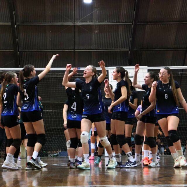 O IFRS encerrou o&nbsp;JIFSUL 2026 com orgulho, emo&ccedil;&atilde;o e muitas conquistas!&nbsp;💚❤️

Nossa delega&ccedil;&atilde;o est&aacute; voltando para casa com 13 medalhas: 3 de ouro, 4 de prata e 6 de bronze! 🥇🥈🥉

Foram dias de muita dedica&ccedil;&atilde;o, esp&iacute;rito esportivo, integra&ccedil;&atilde;o e, acima de tudo, de vestir a camiseta do IFRS com garra e compromisso.&nbsp;Parabenizamos estudantes e servidores(as) que fizeram parte dessa caminhada e levaram o nome do IFRS para as quadras, pistas e tabuleiros do JIFSUL. 

Voc&ecirc;s nos representam e nos enchem de orgulho!

Confira as conquistas do IFRS no JIFSUL 2026:

Medalhas de ouro 🥇

Futsal &ndash; Masculino: Equipe IFRS (campi Rio Grande, Sert&atilde;o, Ibirub&aacute; e Bento Gon&ccedil;alves) 
V&ocirc;lei &ndash; Feminino: Equipe IFRS (campi Caxias do Sul, Farroupilha e Feliz)
Salto em Dist&acirc;ncia &ndash; Masculino: Jo&atilde;o Pedro Cust&oacute;dio (Campus Restinga)

Medalhas de prata 🥈

Xadrez por equipes &ndash; Masculino: Equipe IFRS (campi Canoas, Caxias do Sul, Feliz e Erechim)
Atletismo Revezamento &ndash; 4&times;100 metros &ndash; Feminino: Equipe IFRS (campi Rio Grande e Restinga) 
Atletismo 1.500 metros &ndash; Feminino: Yasmin Brisola (Campus Feliz)
Atletismo 3.000 metros &ndash; Feminino: Yasmin Brisola (Campus Feliz)

Medalhas de bronze 🥉

Basquete &ndash; Masculino (campi Canoas, Caxias do Sul, Os&oacute;rio e Feliz)
Atletismo 100 metros &ndash; Masculino: Jo&atilde;o Pedro Cust&oacute;dio (Campus Restinga)
Atletismo 200 metros &ndash; Feminino: Julia Correa Duarte (Campus Restinga)
Atletismo 800 metros &ndash; Feminino: Yasmin Brisola (Campus Feliz)
Atletismo 1.500 metros &ndash; Masculino: Bernardo Zort&eacute;a (Campus Sert&atilde;o) 
Atletismo 5.000 metros &ndash; Masculino: Bernardo Zort&eacute;a (Campus Sert&atilde;o)

Acesse ifrs.edu.br (link na bio e stories) e confira a mat&eacute;ria com todos os detalhes desse grande evento para o #MundoIFRS
