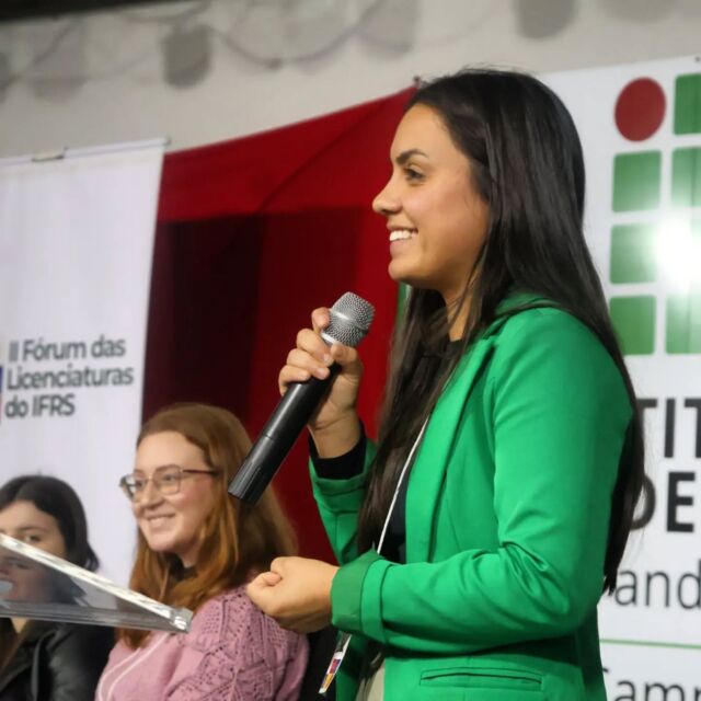 📸 O II F&oacute;rum das Licenciaturas do IFRS ocorreu nos dias 23 e 24 de setembro, no Campus Restinga, reunindo estudantes, professores, gestores de ensino e equipes pedag&oacute;gicas dos cursos de licenciatura da institui&ccedil;&atilde;o.

Foram dois dias de palestras, mesas-redondas, pain&eacute;is e grupos de trabalho dedicados a pensar, coletivamente, os desafios e caminhos da forma&ccedil;&atilde;o de professores.

#MundoIFRS #Educa&ccedil;&atilde;o