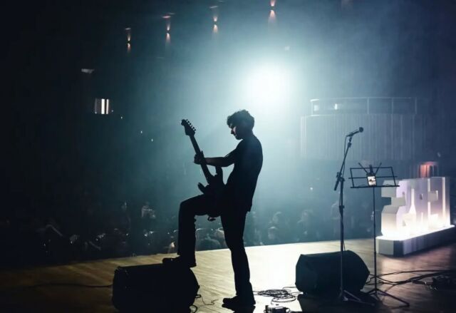 #TBT E a saudade da Mostra de Arte do IFRS desse ano!?!?! 🎭🎸

Confira nesse lindo carrossel, uma sele&ccedil;&atilde;o de cliques feito por estudantes do IFRS:

📸 Juliane Xavier da Silva e Pietra Agustini S&aacute;, do curso T&eacute;cnico em Multim&iacute;dia Integrado ao Ensino M&eacute;dio, do Campus Vacaria;

📸 e Douglas Ilha Martins, do curso de Produ&ccedil;&atilde;o Multim&iacute;dia, do Campus Alvorada. 

A Mostra de Arte e Mostra de Audiovisual do IFRS rolaram nos dias 15 e 16 de setembro de 2026, na Casa das Artes de Bento Gon&ccedil;alves-RS. 

#MundoIFRS