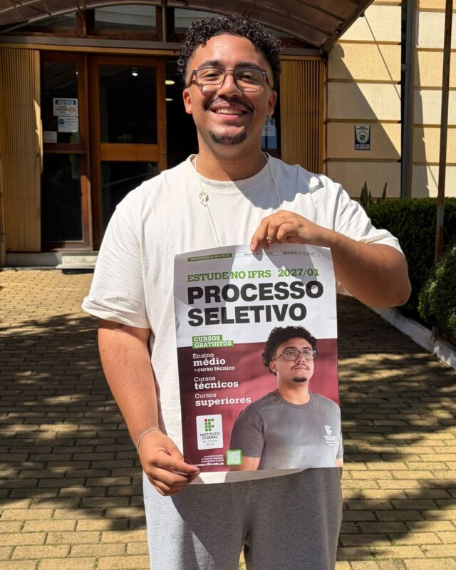 O orgulho de ver seu rosto estampando o material do Processo Seletivo 2027/1 do IFRS &eacute; t&atilde;o grande quanto a nossa alegria em contribuir para que cada vez mais pessoas conhe&ccedil;am tudo o que faz parte do #MundoIFRS 💚❤

O Processo Seletivo do IFRS est&aacute; chegando com vagas para cursos t&eacute;cnicos e superiores em 19 campi no Rio Grande do Sul.

📅 As inscri&ccedil;&otilde;es come&ccedil;am no dia 30/06, mesma data em que ser&aacute; publicado o edital com todos os detalhes.