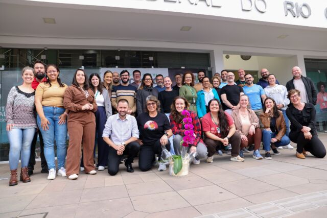 Profissionais de Educa&ccedil;&atilde;o F&iacute;sica do Instituto Federal de Educa&ccedil;&atilde;o, Ci&ecirc;ncia e Tecnologia do Rio Grande do Sul (IFRS) estiveram reunidos nos dias 14 e 15 de outubro de 2026, no Audit&oacute;rio da Reitoria, em Bento Gon&ccedil;alves, para a terceira edi&ccedil;&atilde;o do Simp&oacute;sio de Educa&ccedil;&atilde;o F&iacute;sica, Esporte e Lazer da institui&ccedil;&atilde;o.

O encontro promoveu discuss&otilde;es sobre pr&aacute;ticas pedag&oacute;gicas, pol&iacute;ticas institucionais e desafios da &aacute;rea na Educa&ccedil;&atilde;o Profissional e Tecnol&oacute;gica. Dessa forma, possibilitou a interlocu&ccedil;&atilde;o entre os professores de Educa&ccedil;&atilde;o F&iacute;sica do IFRS e o compartilhamento de conhecimentos, estudos, projetos e experi&ecirc;ncias desenvolvidos nos campi. 

Confira a mat&eacute;ria completa no ifrs.edu.br (link na bio).